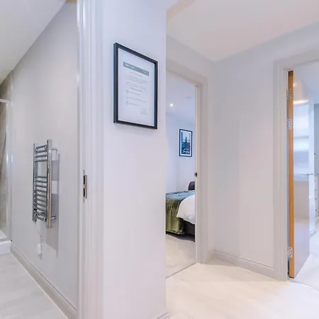 Designer In Sleeps 6 דירה