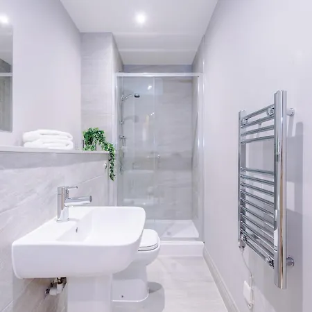 Designer In Sleeps 6 דירה *