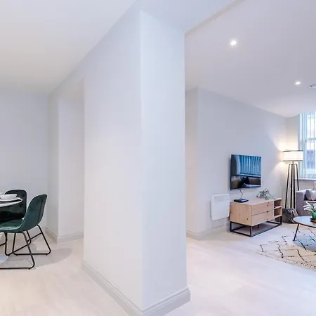 Luxury In Sleeps 6 By Purestay Leeds (West Yorkshire)