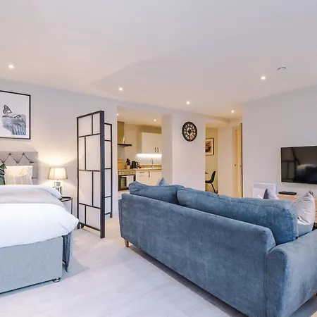 דירה Designer In Sleeps 6 לידס