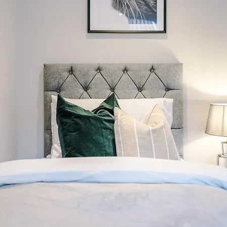 Designer In Leeds Sleeps 6