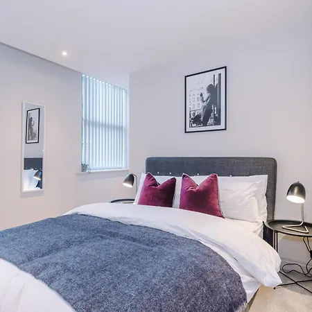 Designer In Leeds Sleeps 6 *