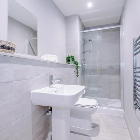 Designer In Leeds Sleeps 6