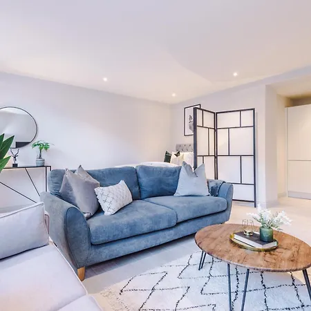 Designer In Leeds Sleeps 6